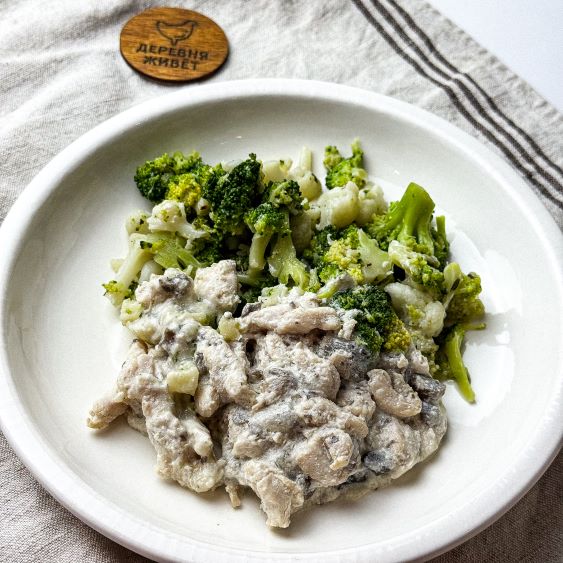 Бефстроганов их курицы с грибами и тушеными овощами 250 г